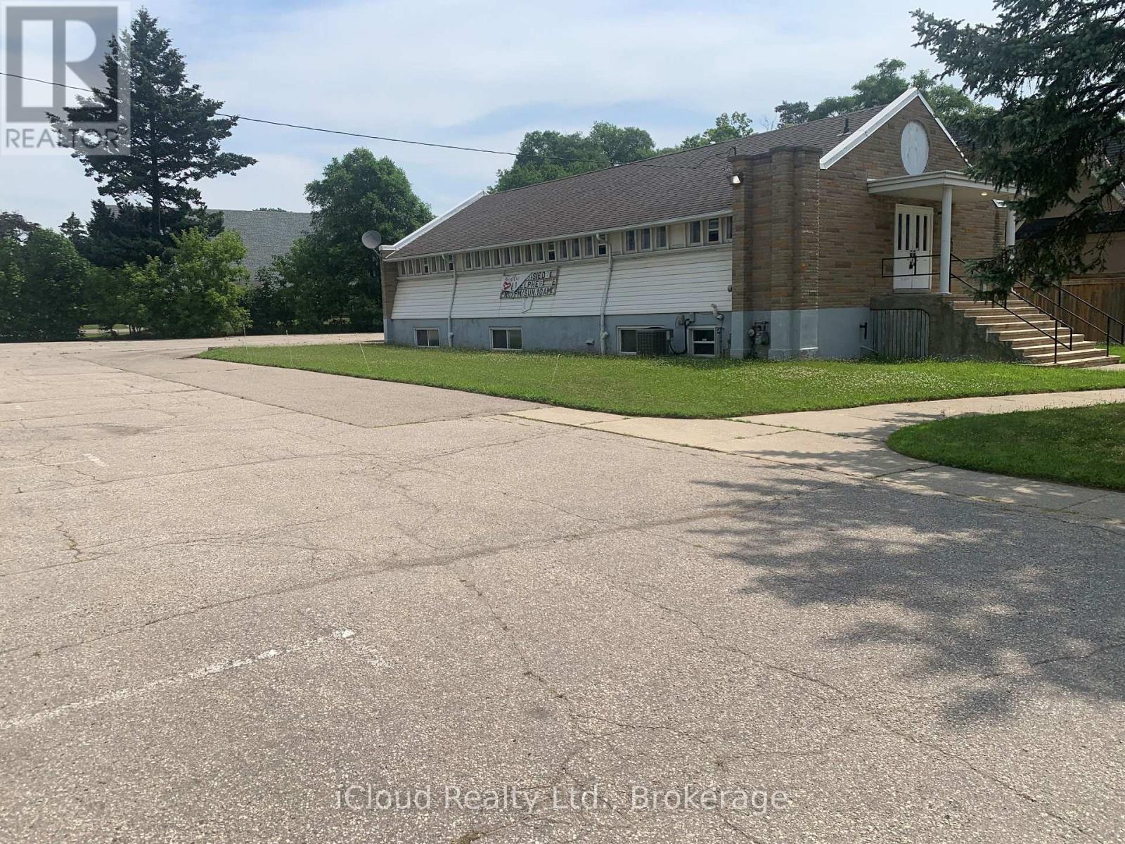 1649 CREDITON PARKWAY Property Photo 1