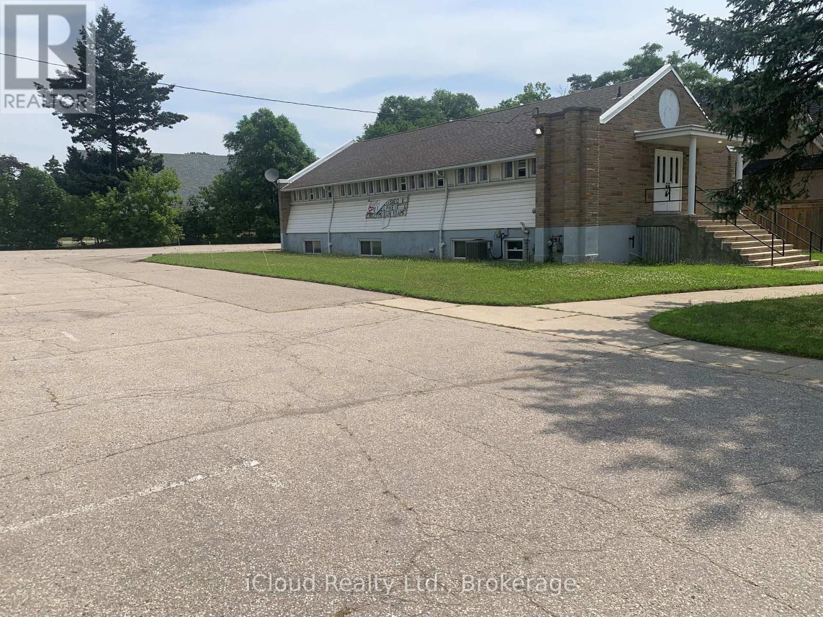 1649 Crediton Parkway Property Photo 3