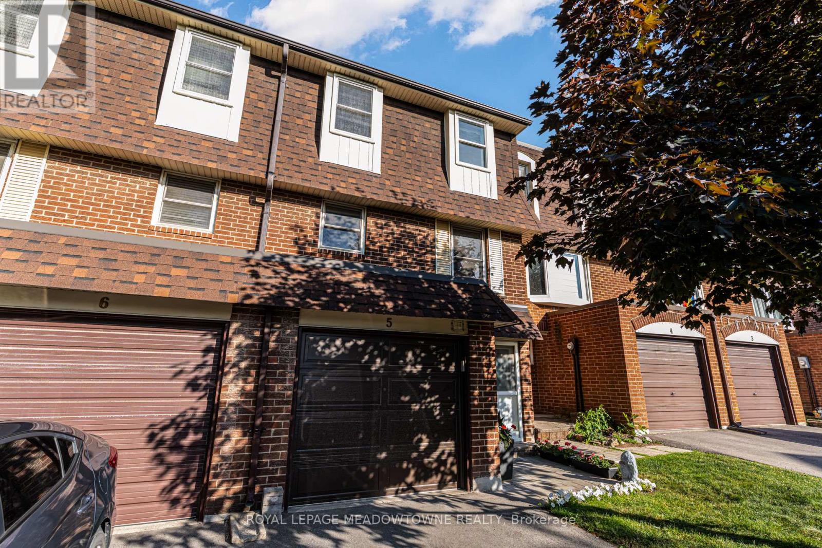 5 - 371 Bronte Street S Property Photo 1