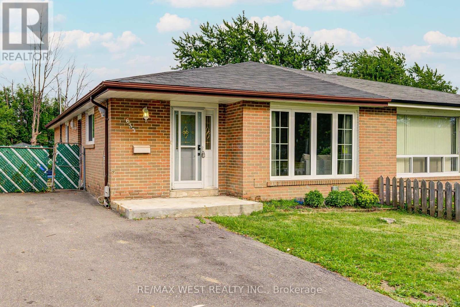 633 Balmoral Drive S Property Photo 1