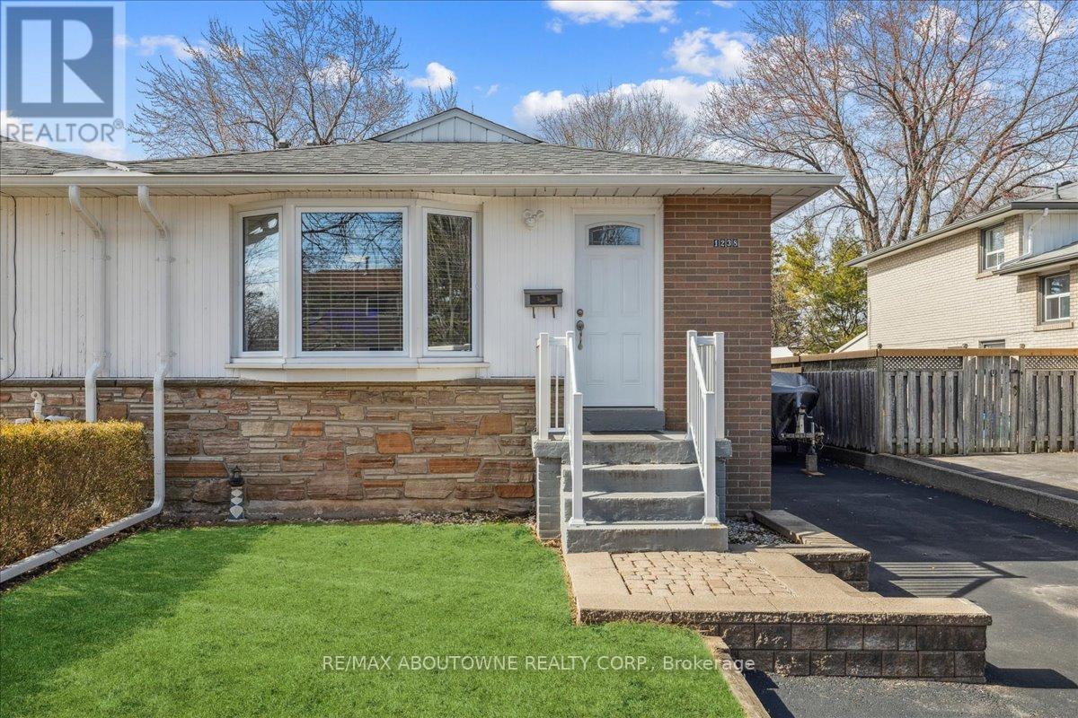 1238 NAPIER CRESCENT Property Photo 1