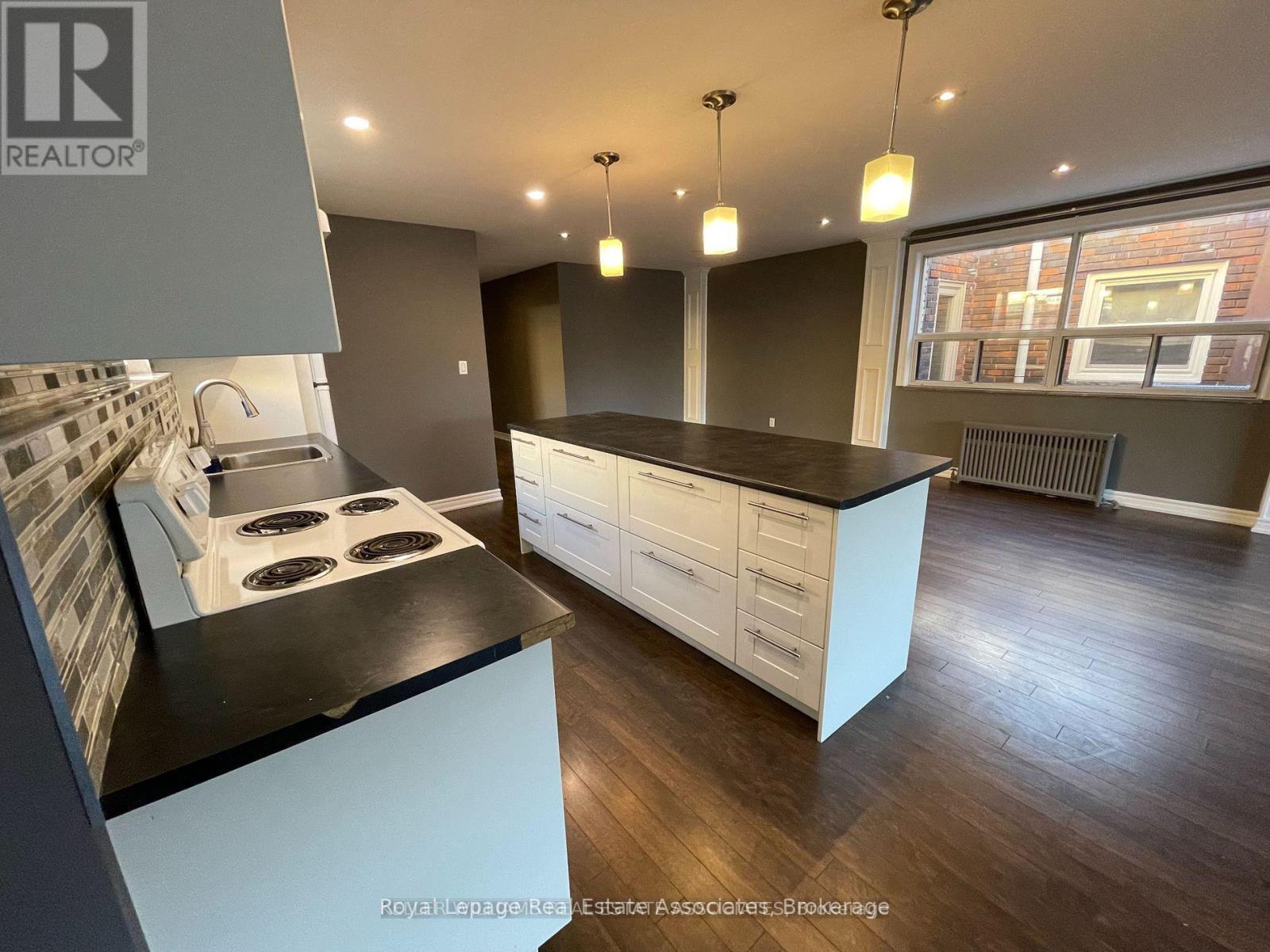 233 Lakeshore Road E Property Photo 14