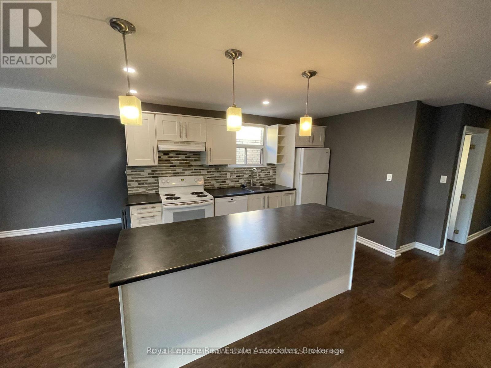 233 Lakeshore Road E Property Photo 15