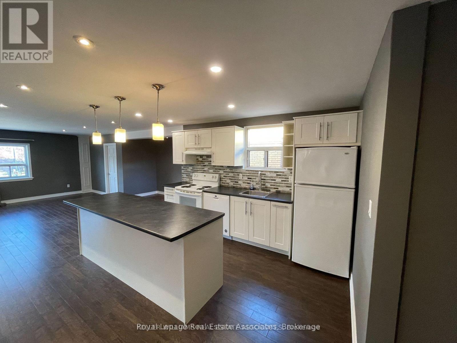 233 Lakeshore Road E Property Photo 16