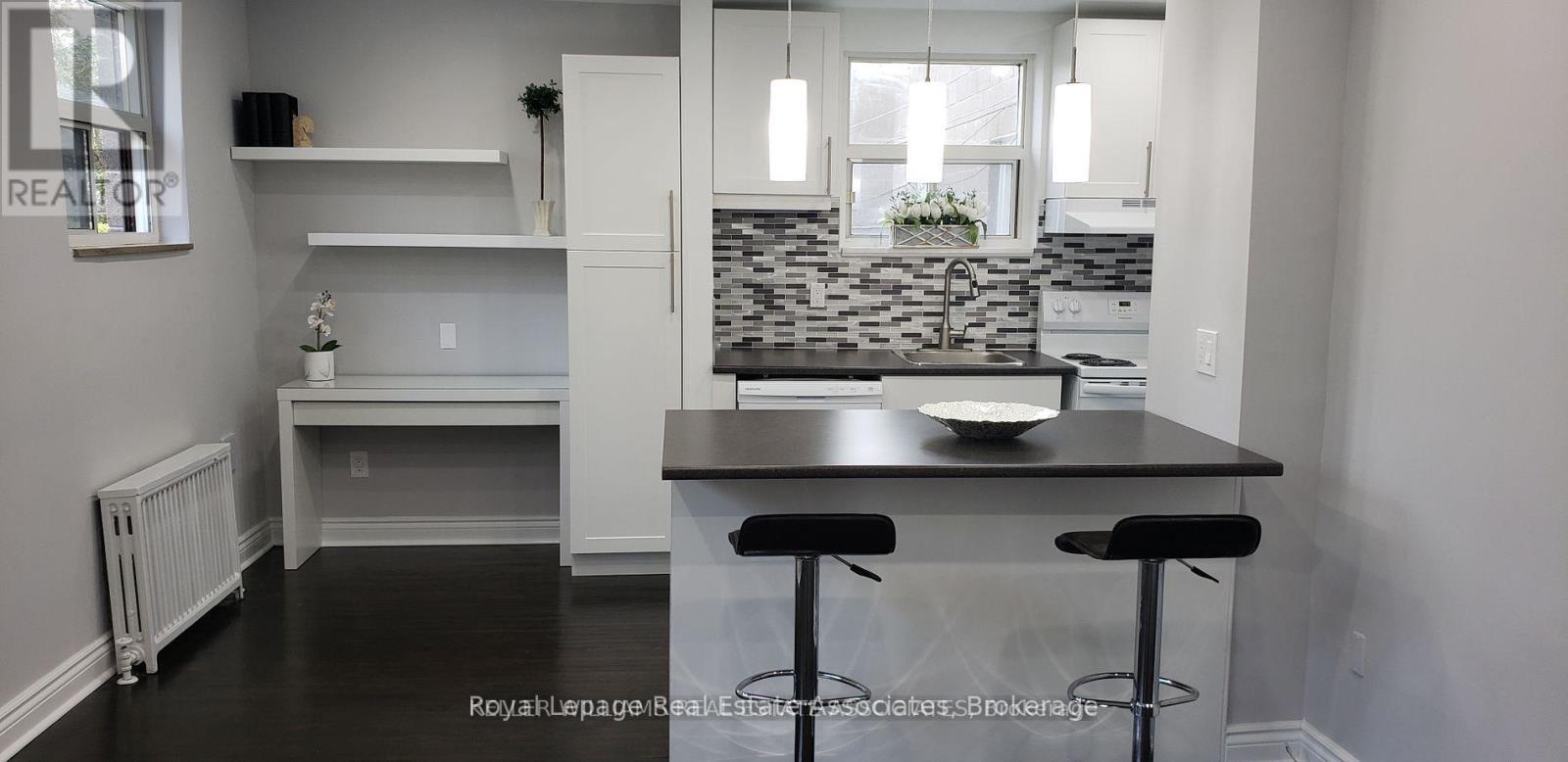 233 Lakeshore Road E Property Photo 24