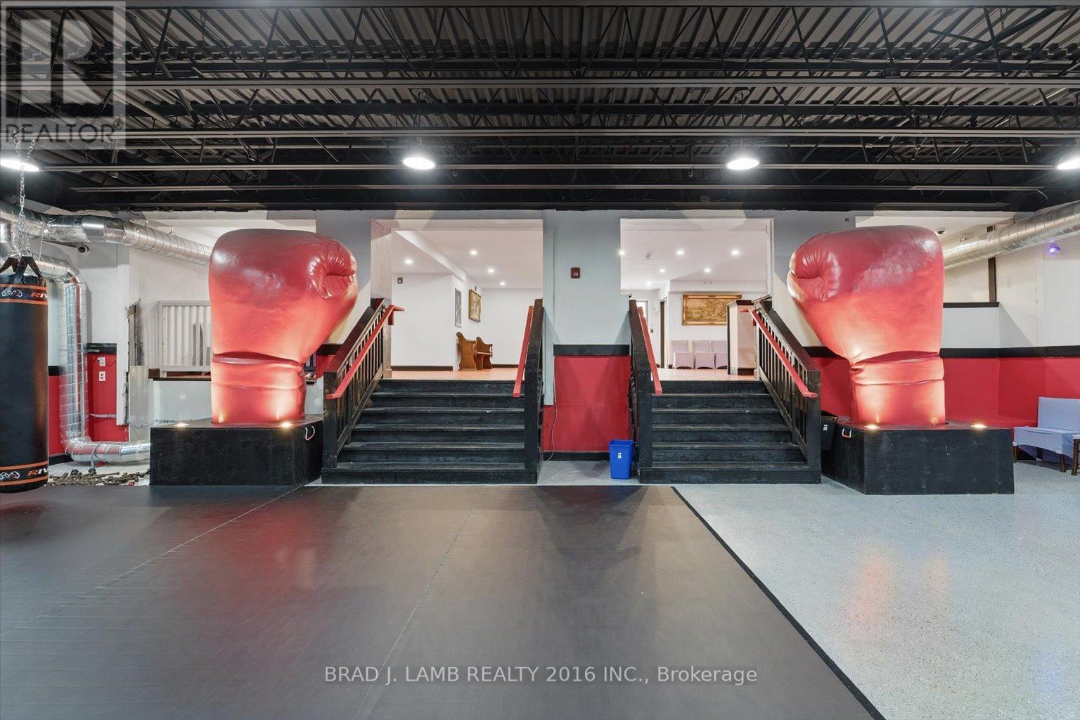 2261 Dundas Street W Property Photo 6
