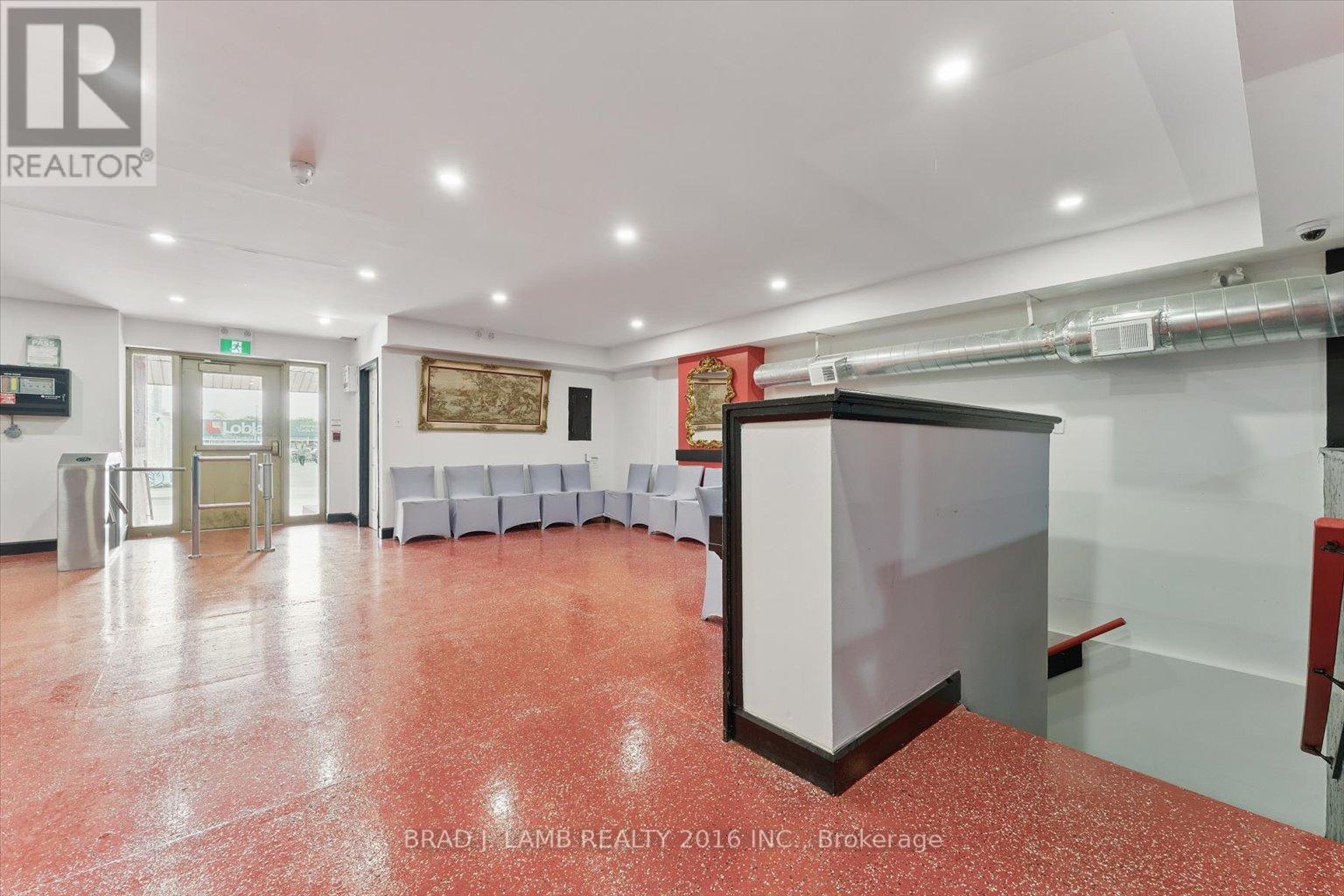 2261 Dundas Street W Property Photo 11