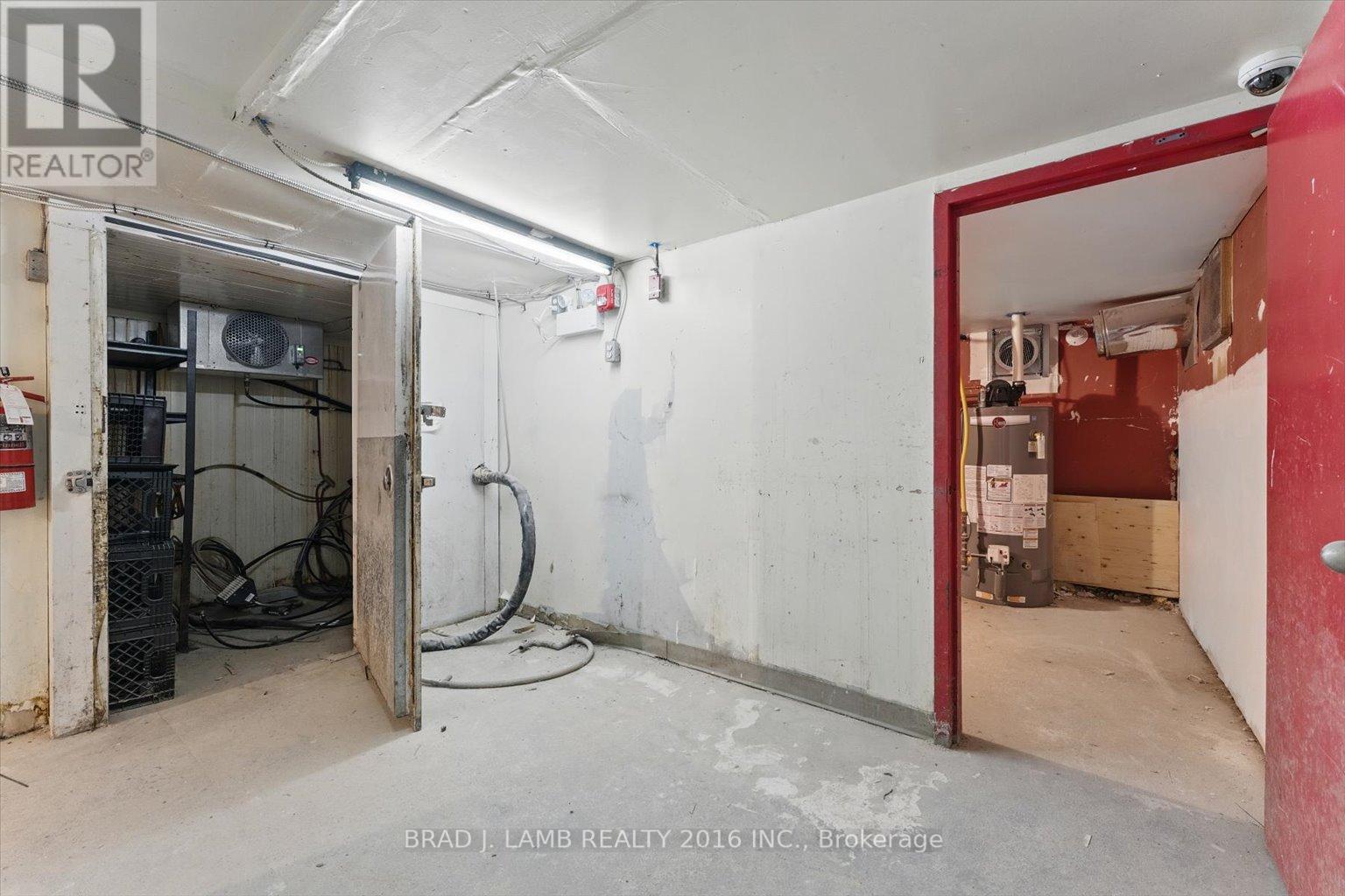 2261 Dundas Street W Property Photo 15
