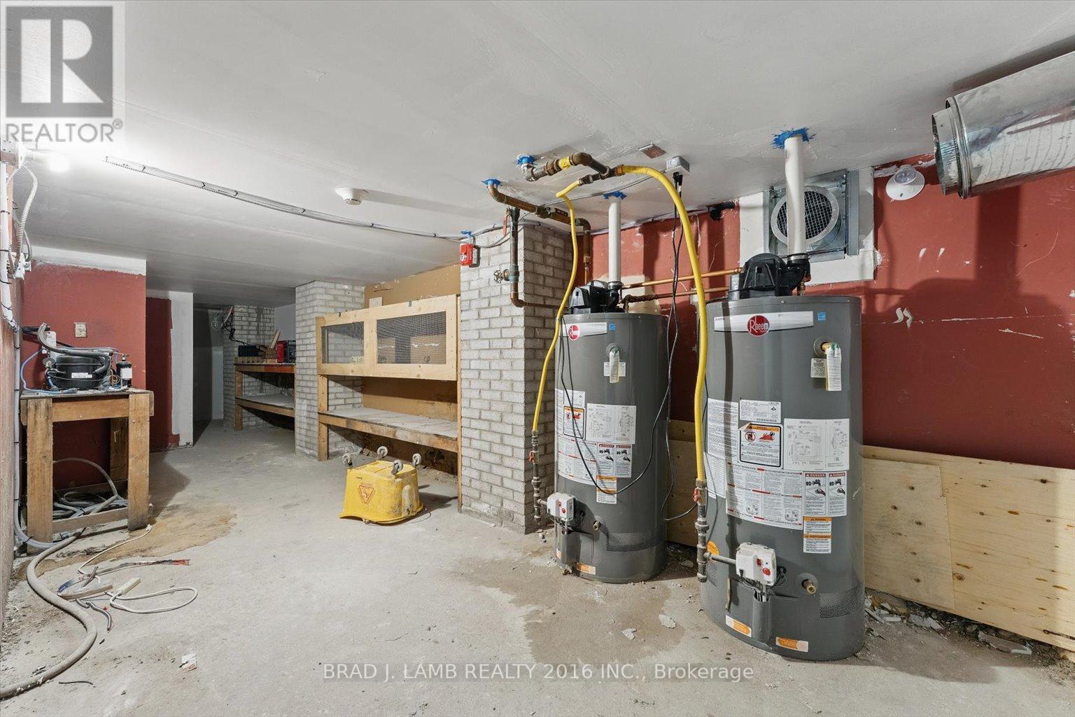 2261 Dundas Street W Property Photo 16