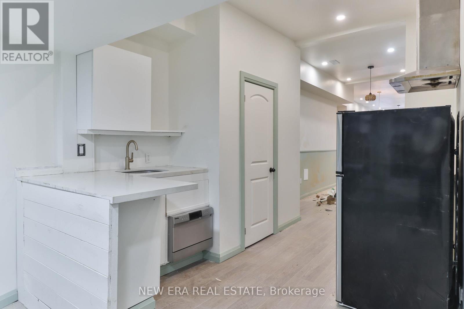 990 Dovercourt Road Property Photo 14