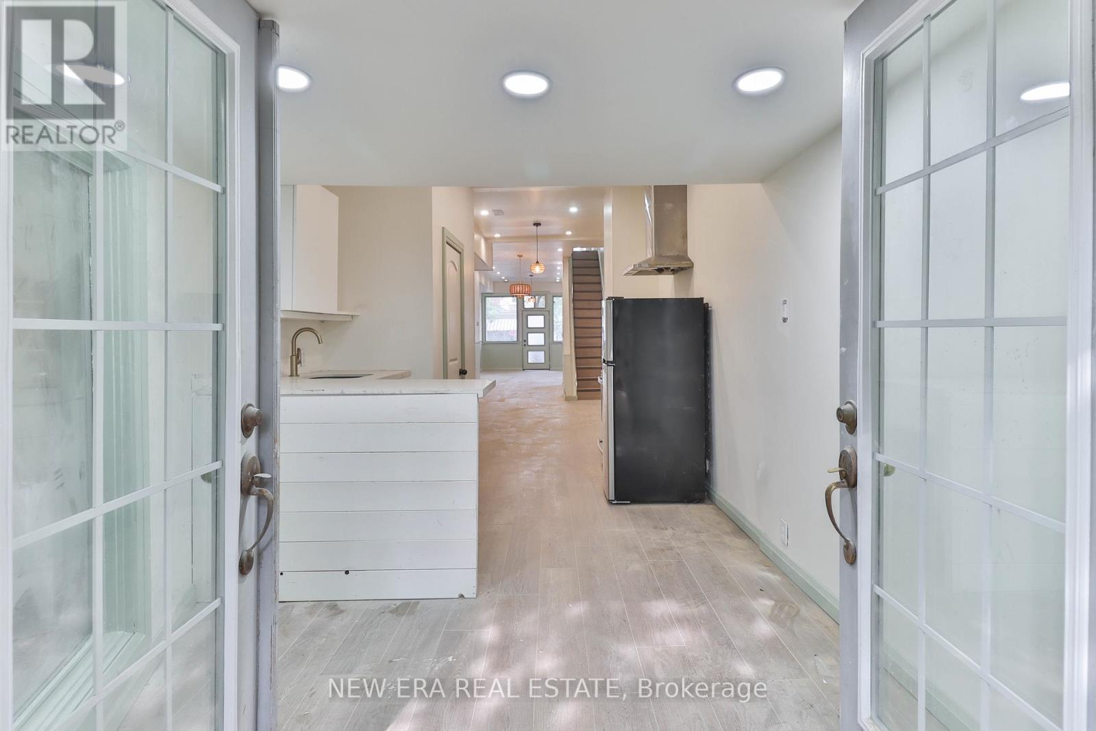 990 Dovercourt Road Property Photo 18