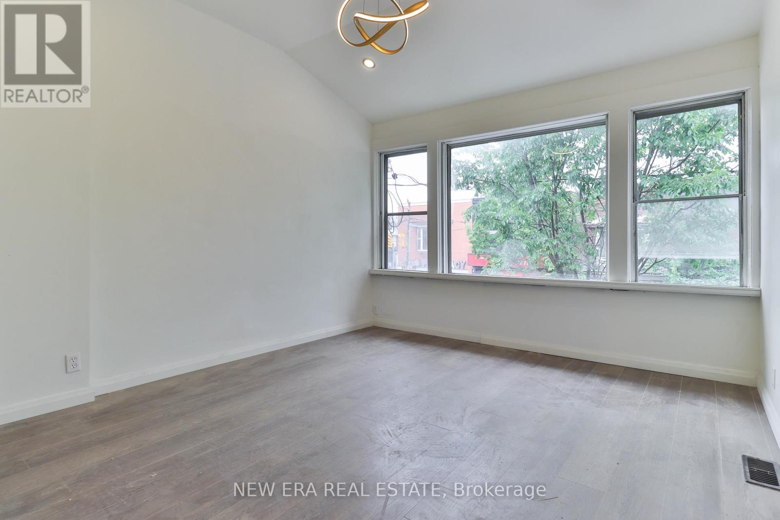 990 Dovercourt Road Property Photo 27