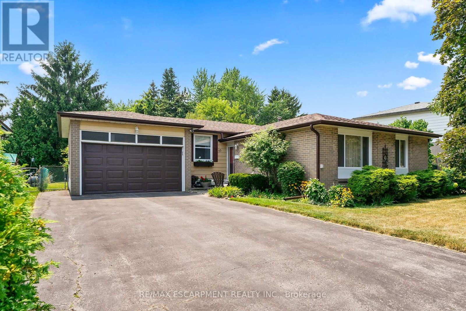 45 Dunblaine Crescent Property Photo 1