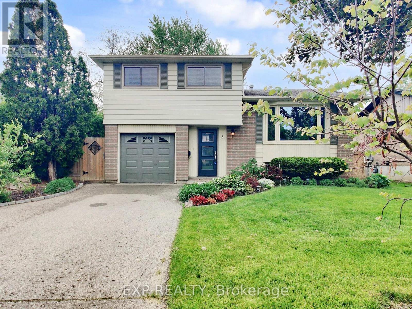 5 Lockton Crescent Property Photo 1