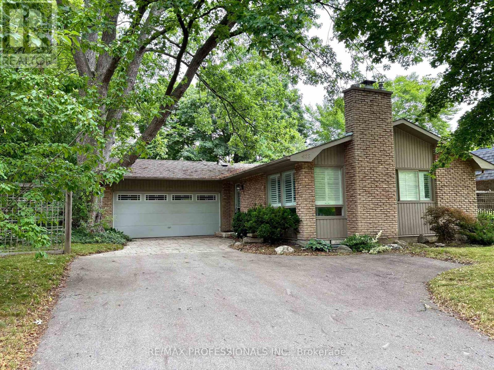 425 CANTERBURY Crescent Property Photo 1