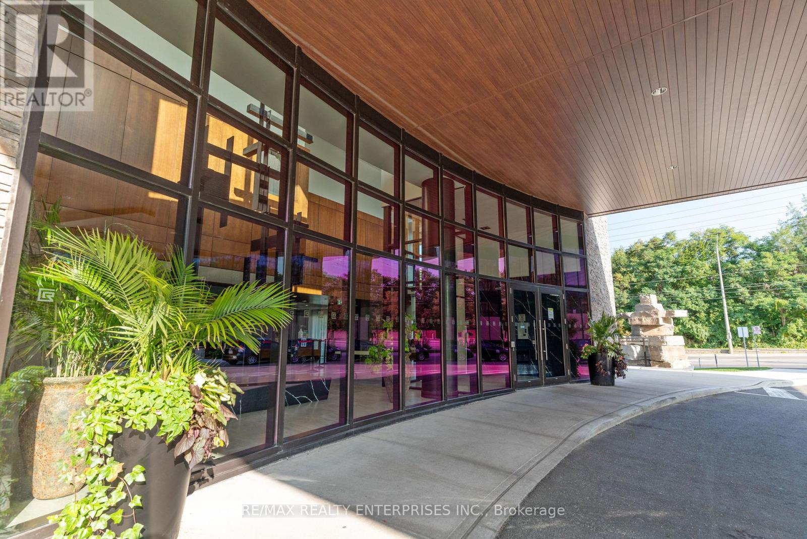 Gr17 - 1575 Lakeshore Road W Property Photo 6