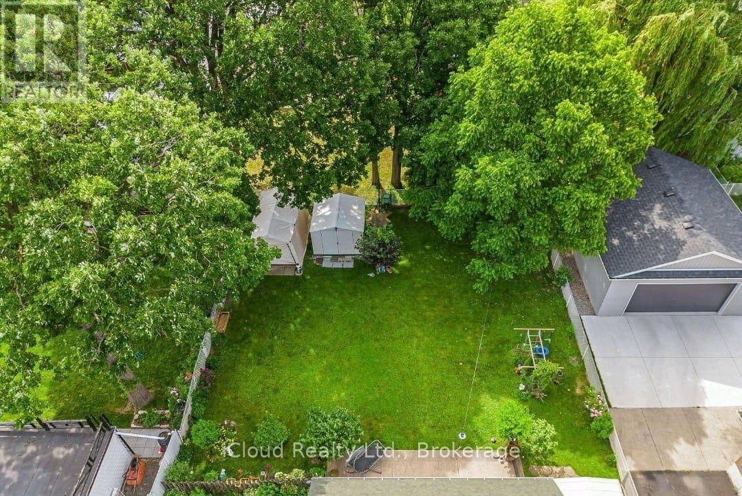 215 Elmwood Crescent Property Photo 1