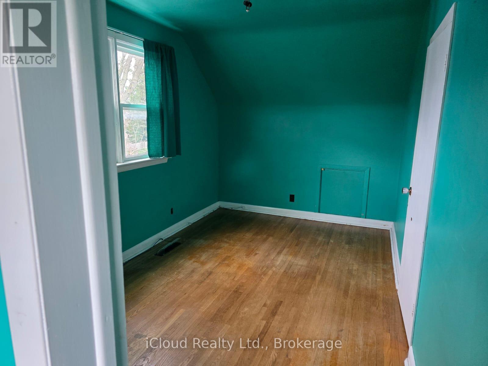 215 Elmwood Crescent Property Photo 4