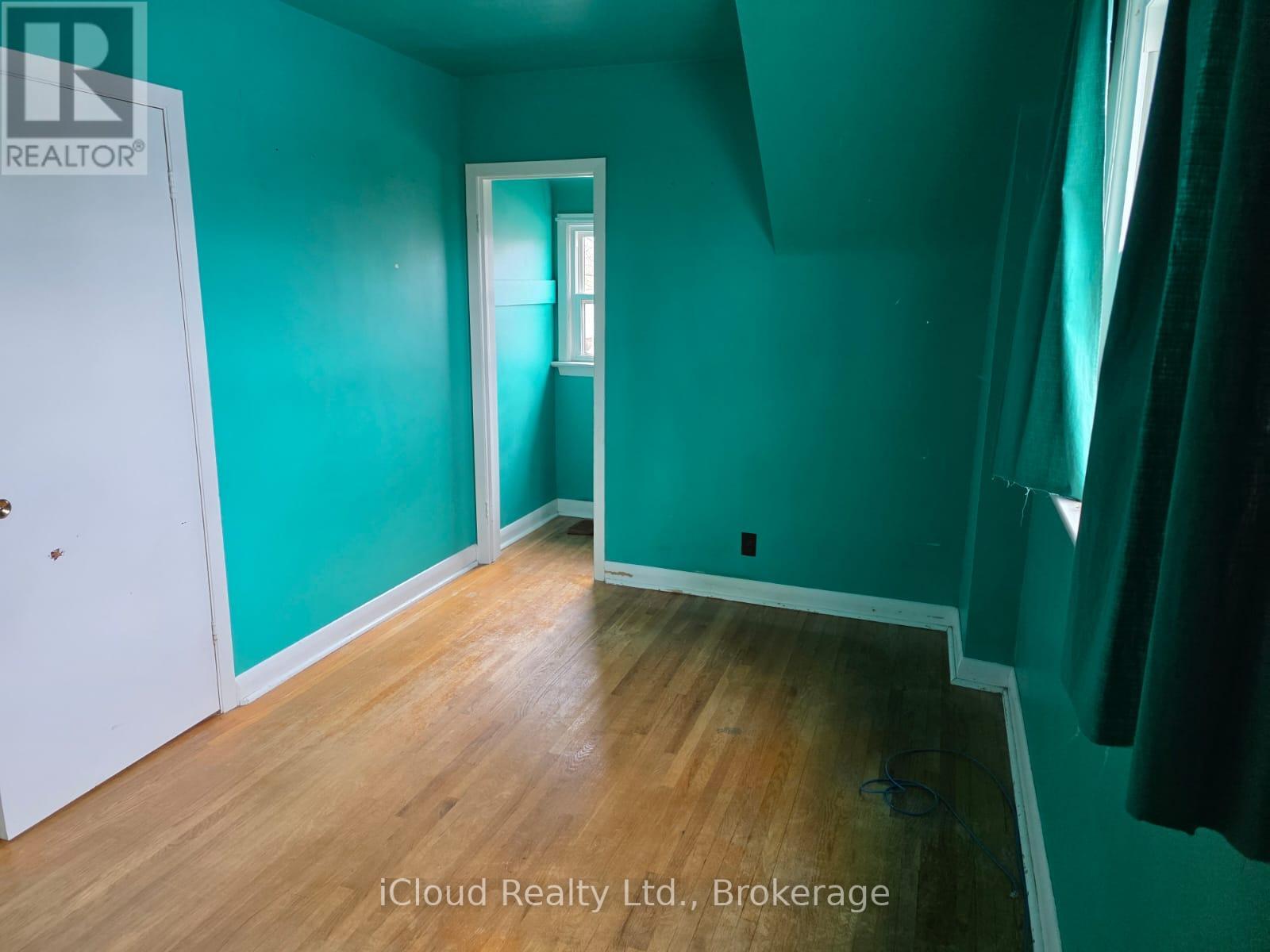 215 Elmwood Crescent Property Photo 5