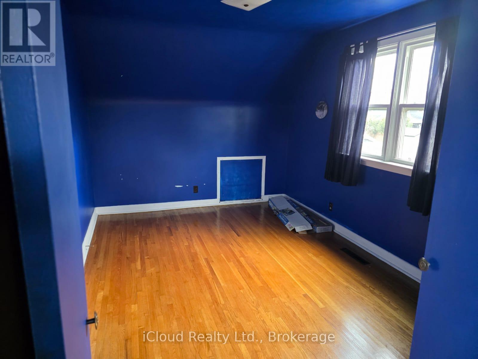 215 Elmwood Crescent Property Photo 6