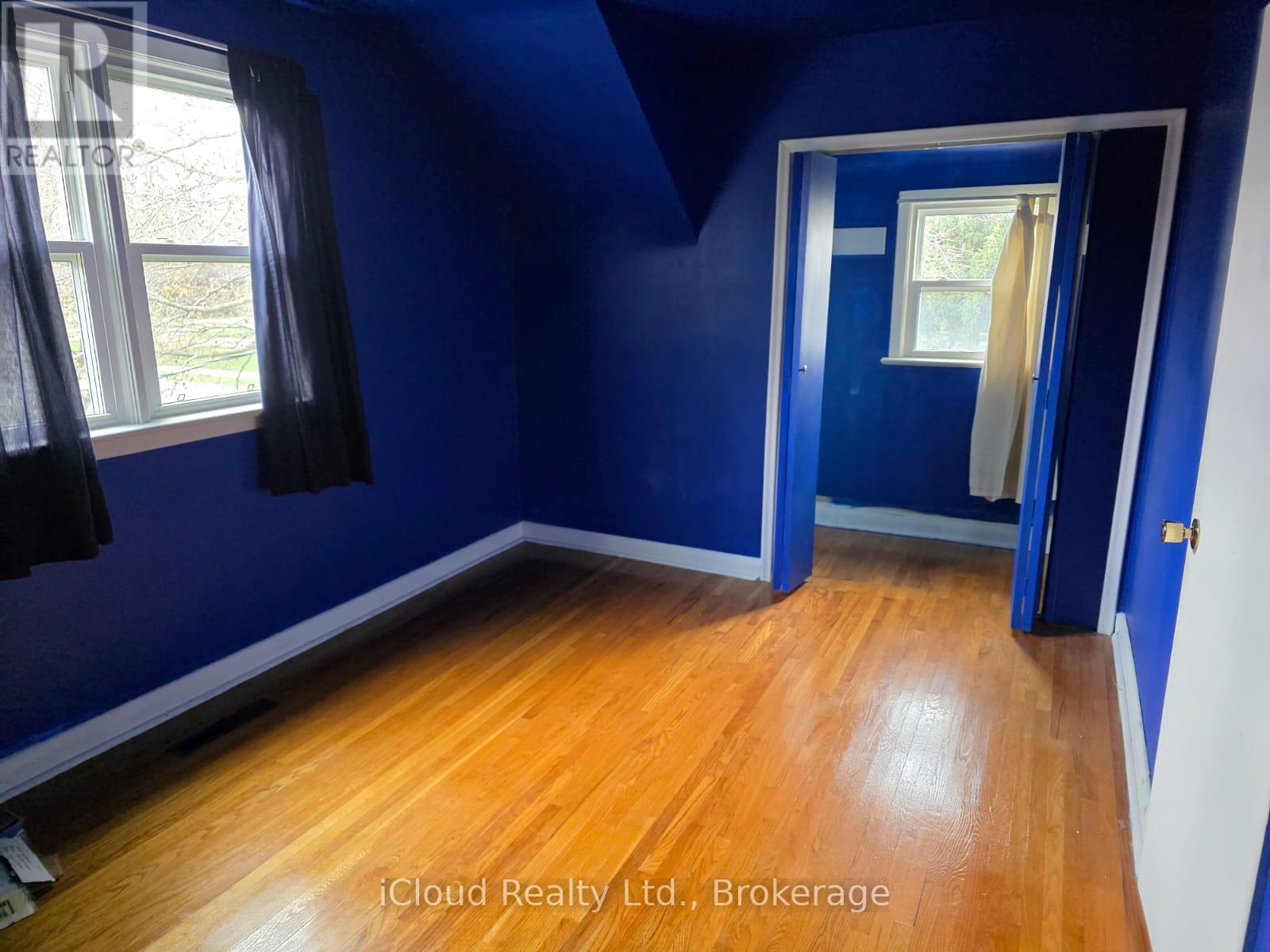 215 Elmwood Crescent Property Photo 8