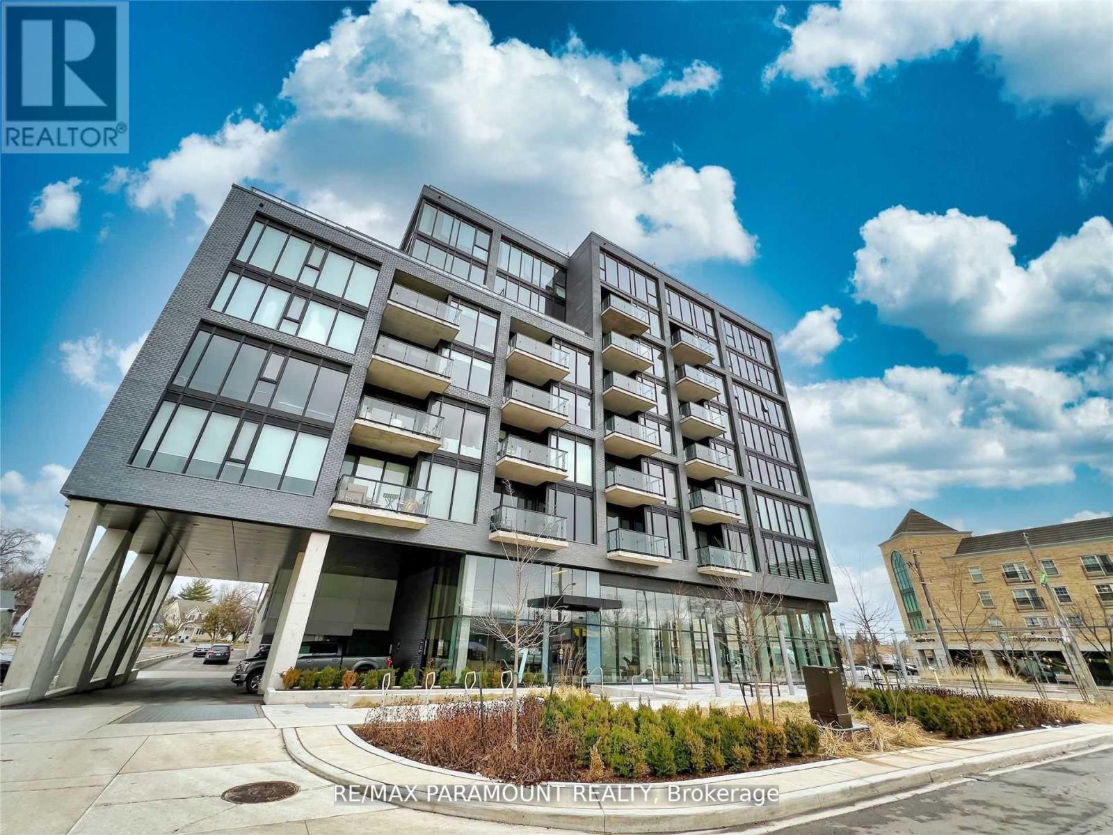 415 - 7 SMITH CRESCENT Property Photo 1