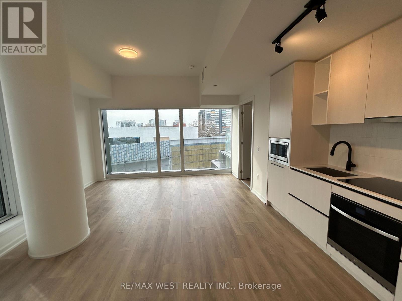 10 Graphophone Grove #403 Property Photo 3