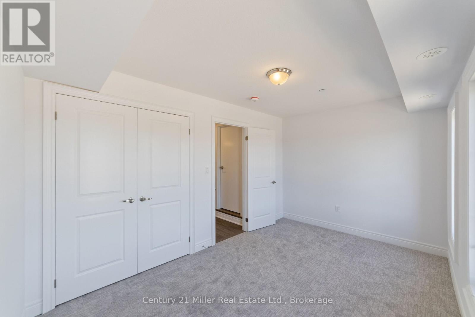 43 - 2140 Trafalgar Road Property Photo 17