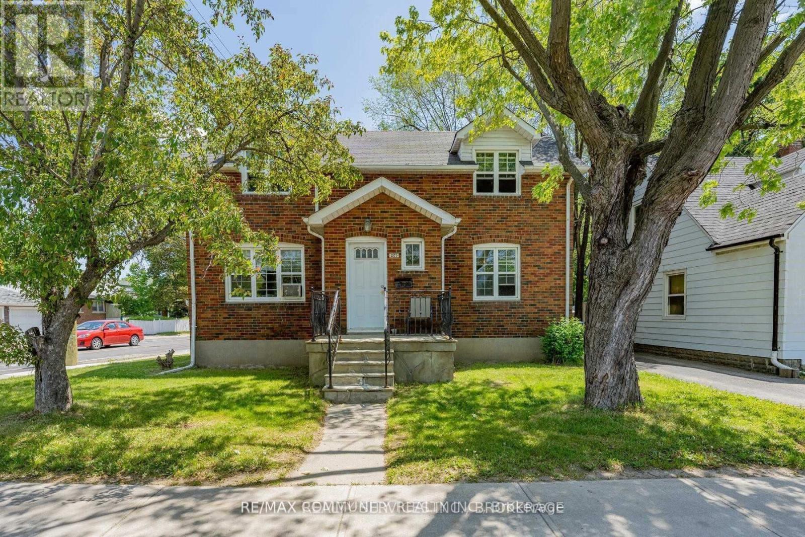 207 Queen Street W Property Photo 3