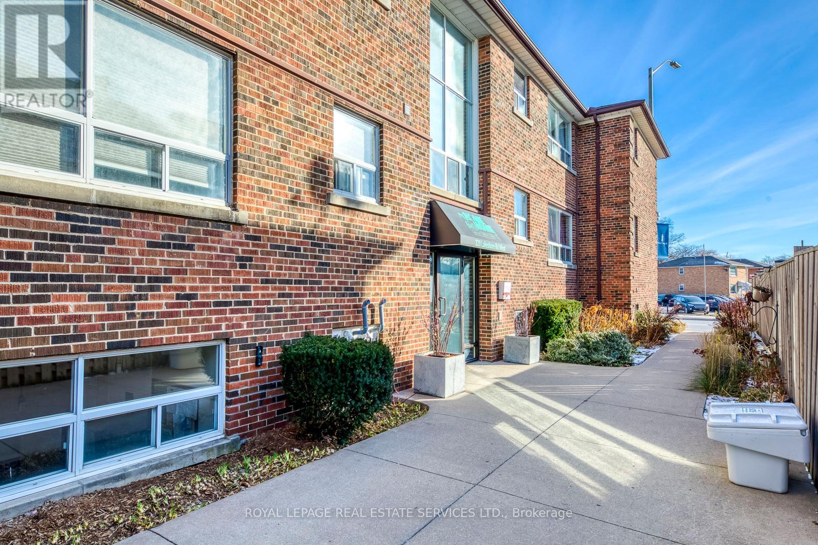 322 Lakeshore Road W Property Photo 2