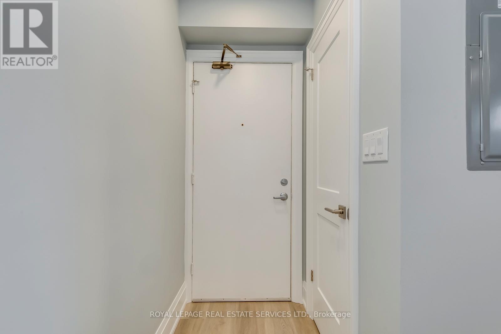 322 Lakeshore Road W Property Photo 4