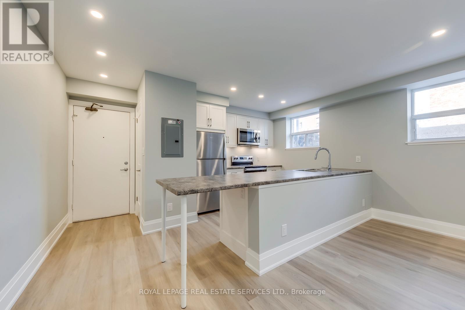 322 Lakeshore Road W Property Photo 5