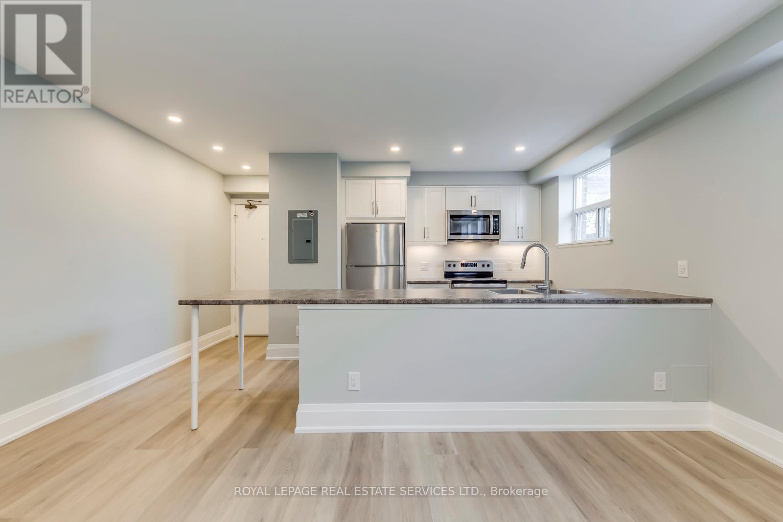 322 Lakeshore Road W Property Photo 6