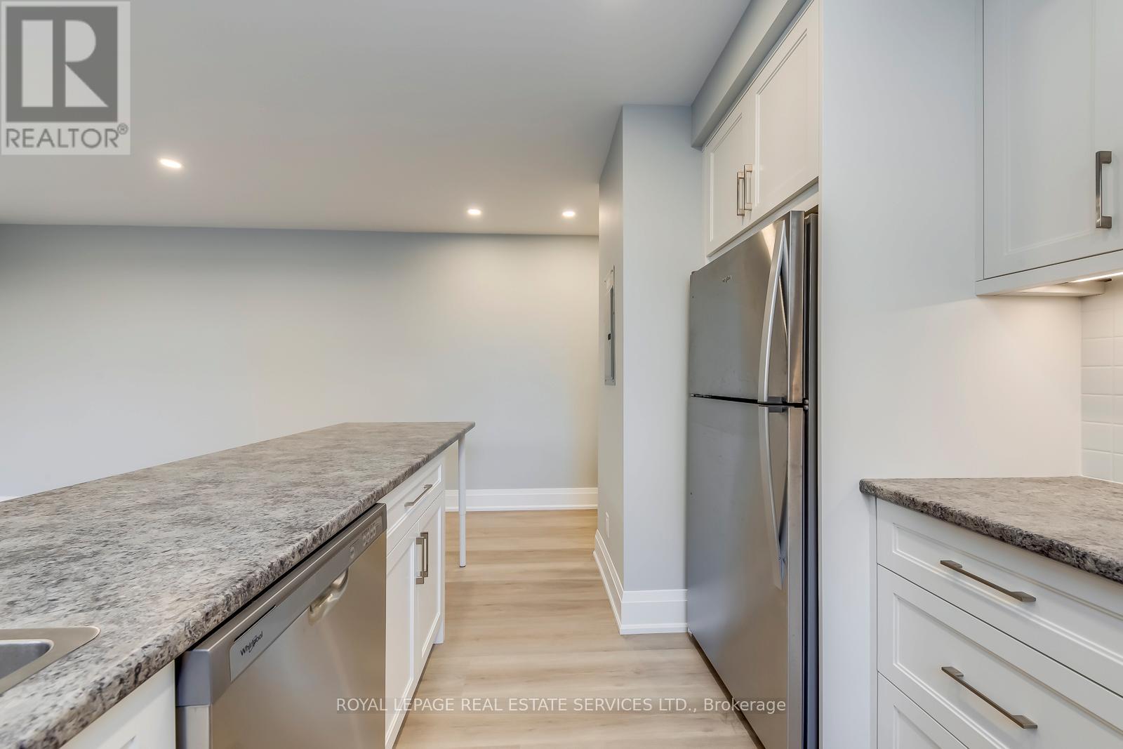 322 Lakeshore Road W Property Photo 8
