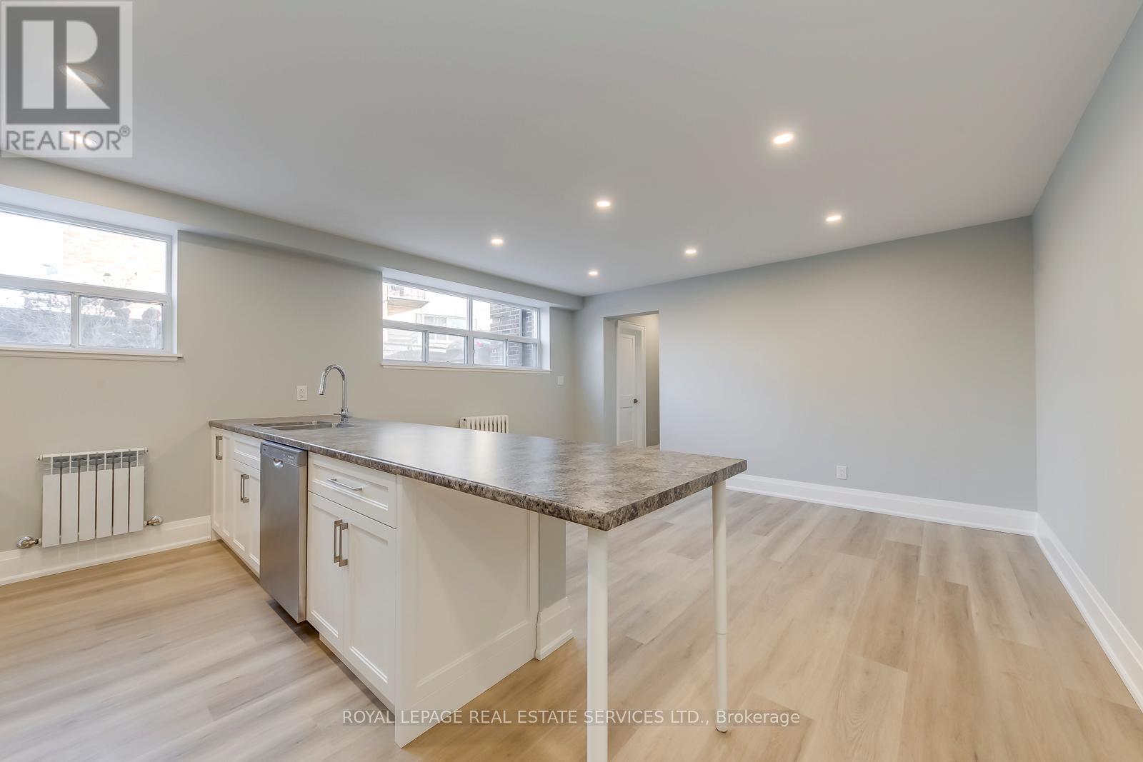 322 Lakeshore Road W Property Photo 10