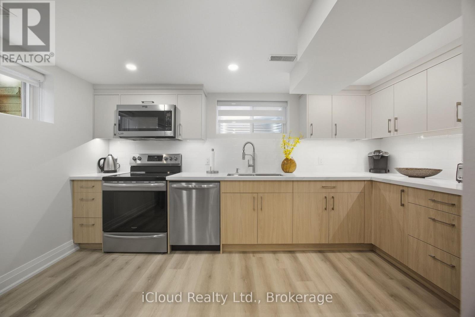 B - 23 Swanhurst Boulevard Property Photo 4