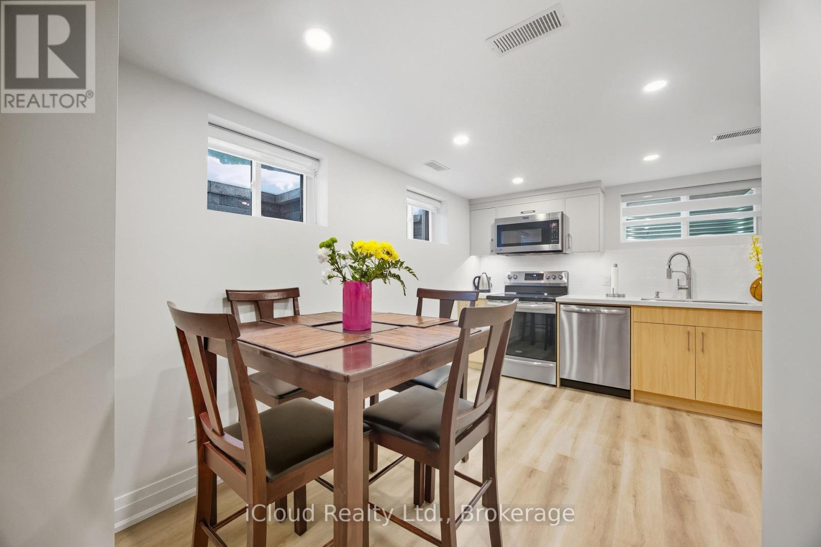 B - 23 Swanhurst Boulevard Property Photo 9
