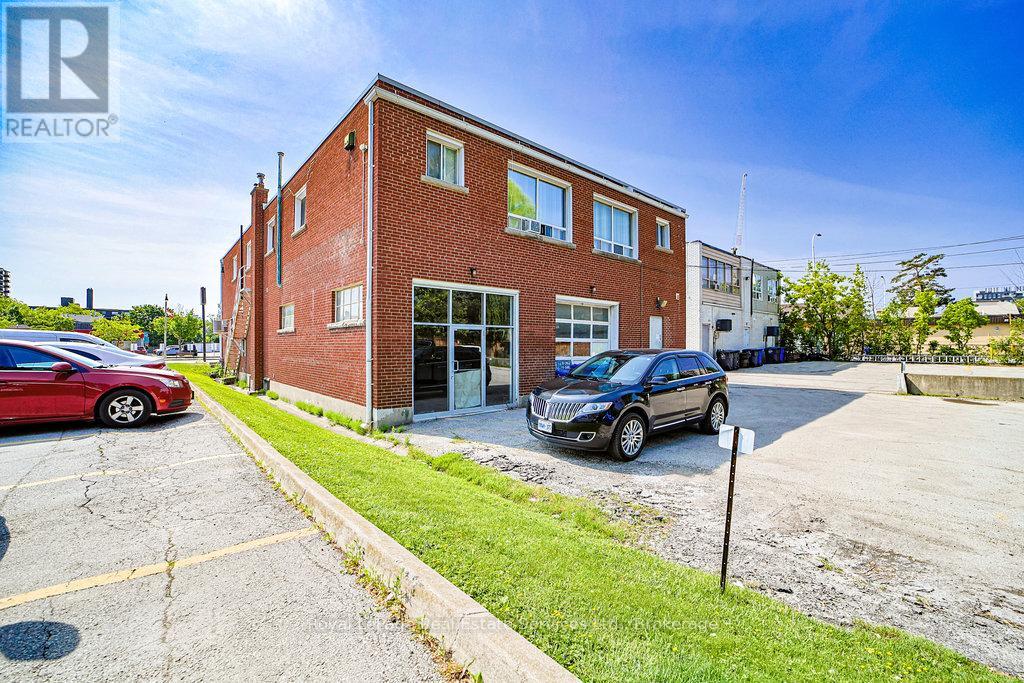 2307 - 2309 Lakeshore Road W Property Photo 24