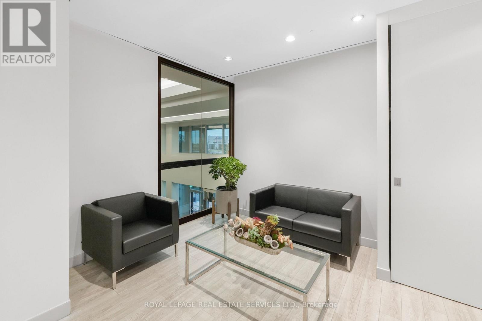 200 - 2020 Winston Park Drive Property Photo 10