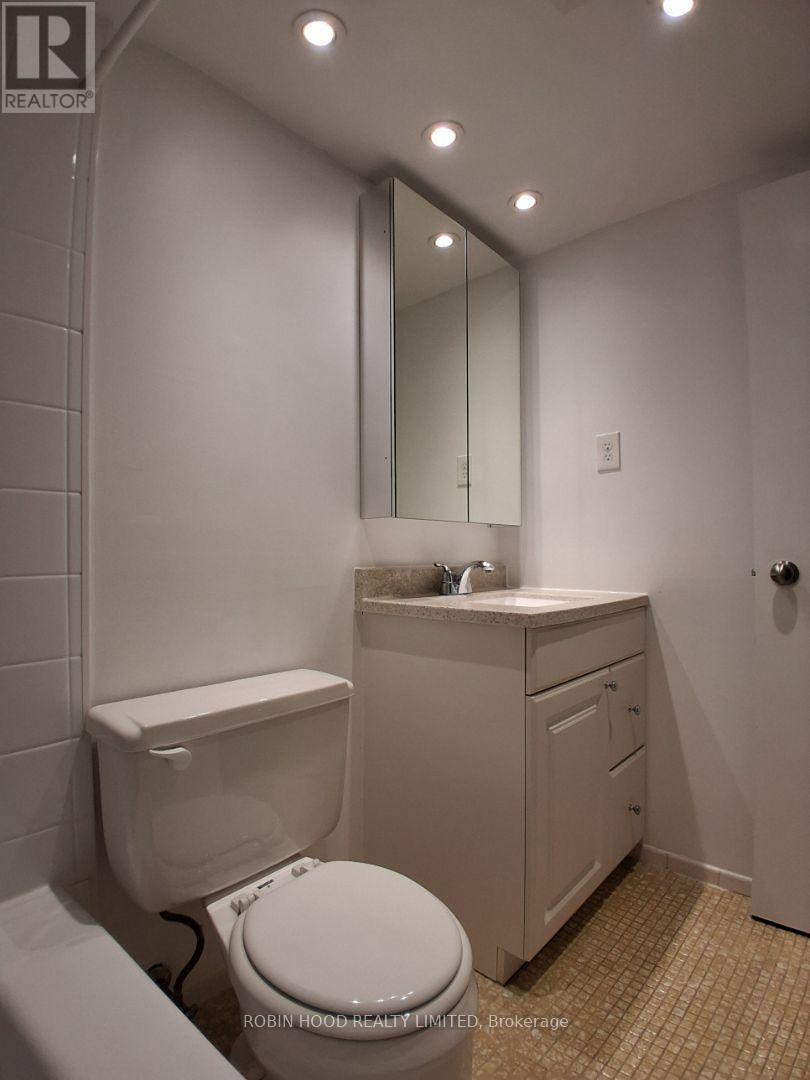 605 - 975 Warwick Court Property Photo 8