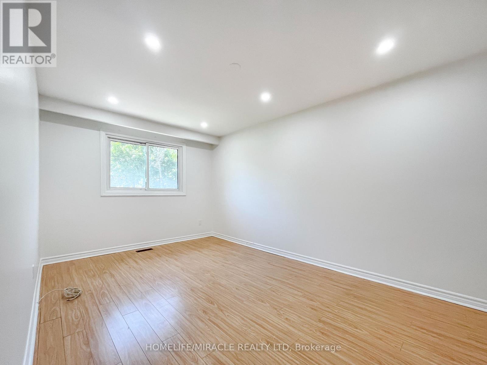 3485 Oakglade Crescent Property Photo 11