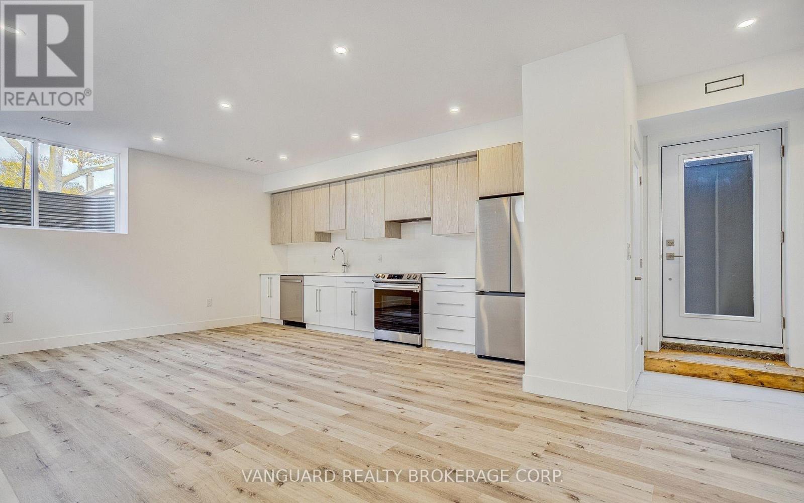 1937 Lawrence Avenue W Property Photo 12