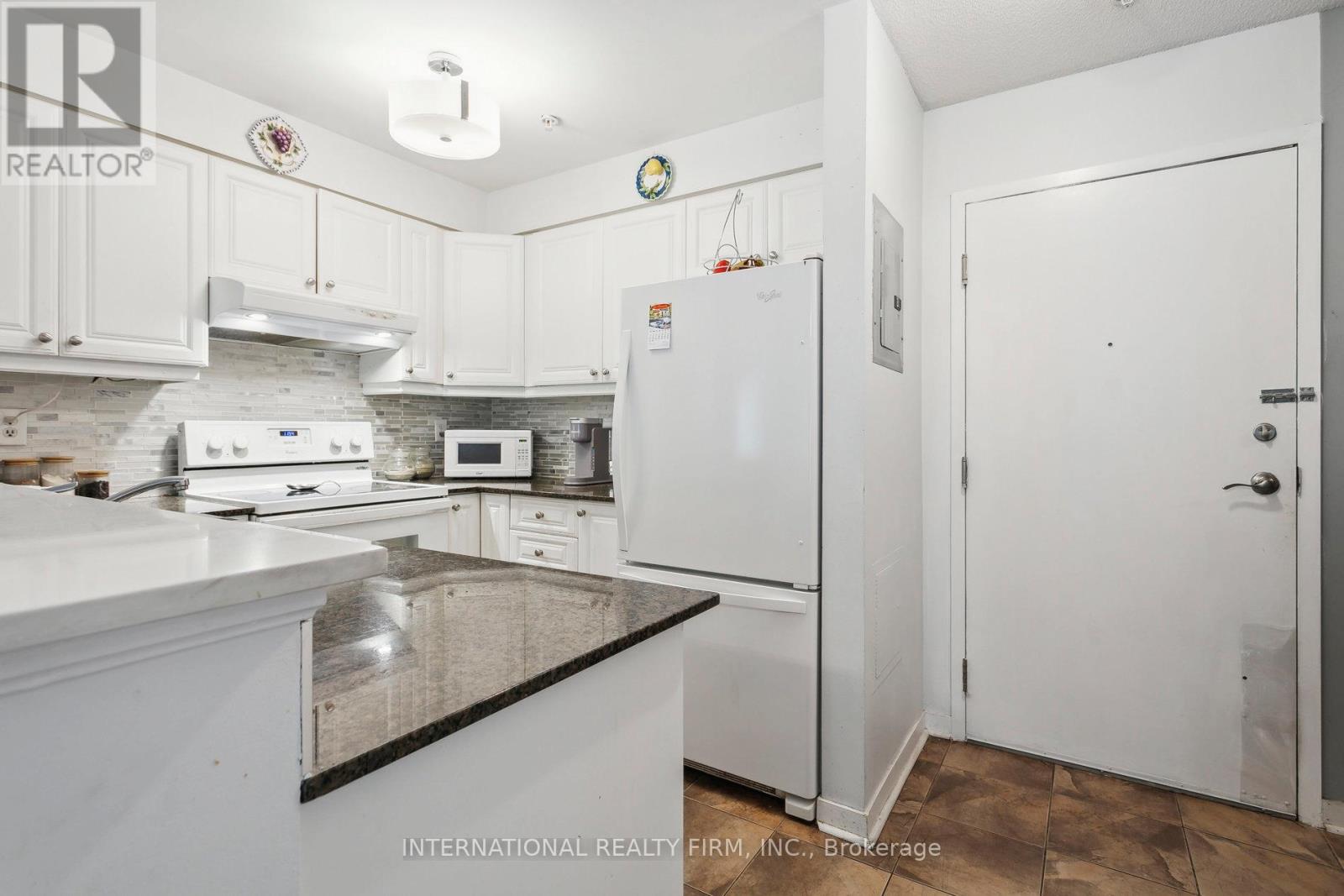2113 - 6 Dayspring Circle Property Photo 6