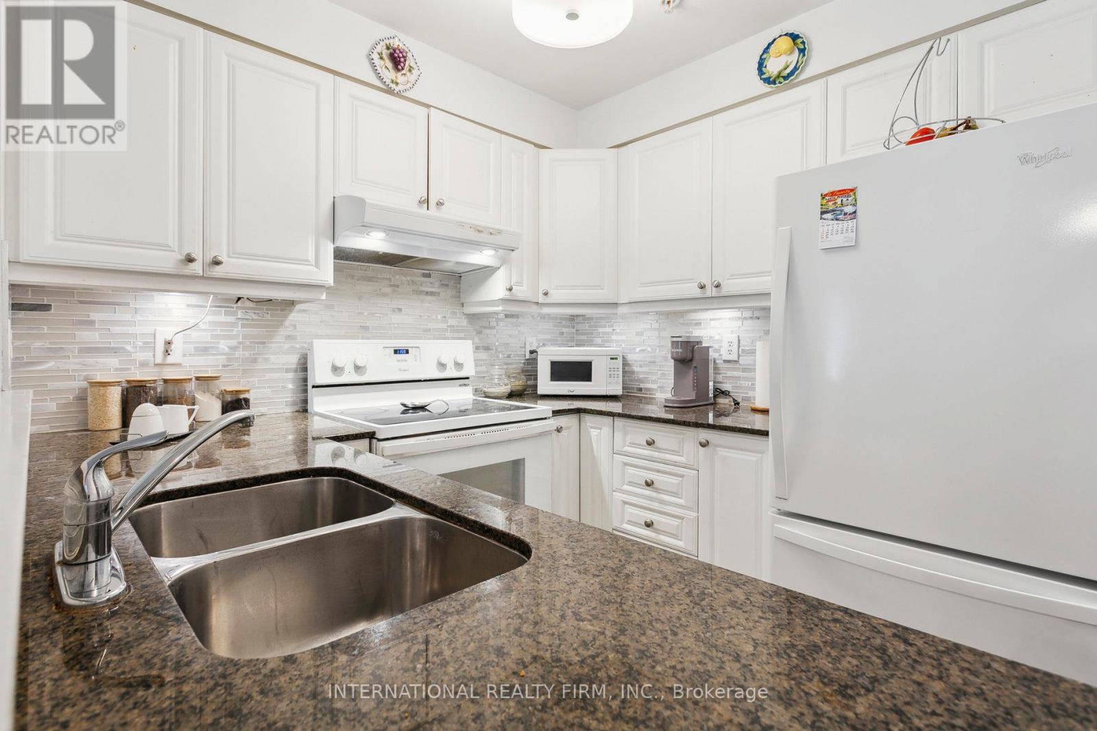 2113 - 6 Dayspring Circle Property Photo 8