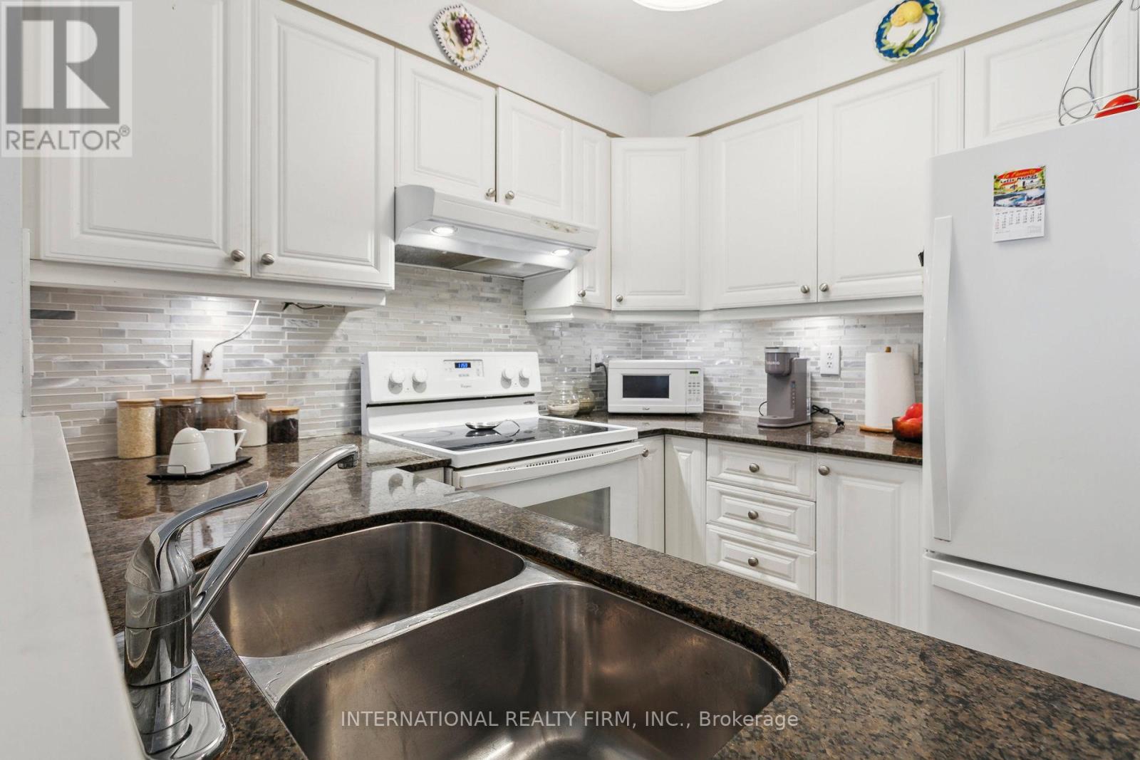 2113 - 6 Dayspring Circle Property Photo 9