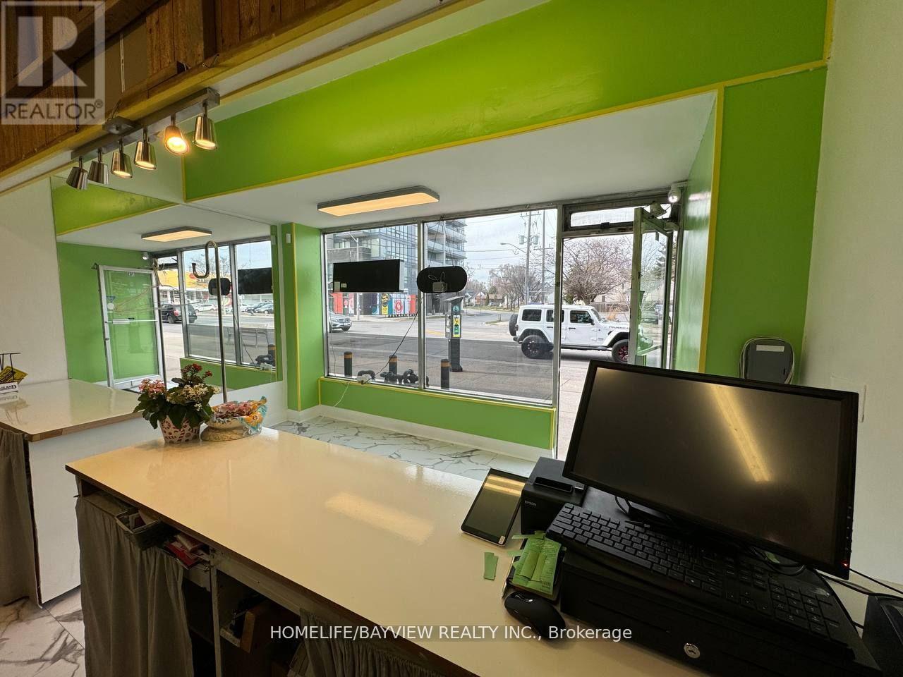 763 The Queensway Avenue Property Photo 3