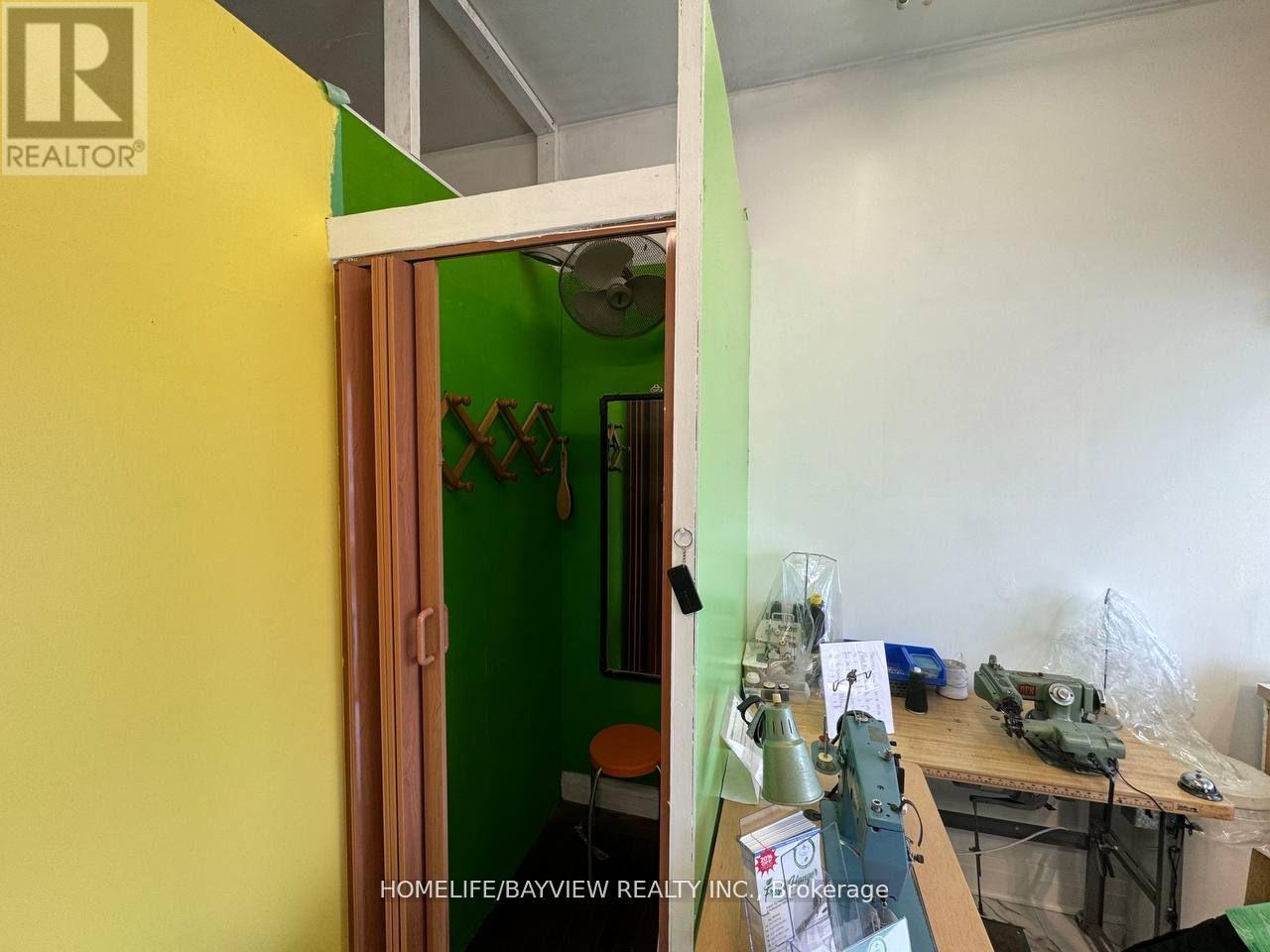 763 The Queensway Avenue Property Photo 5