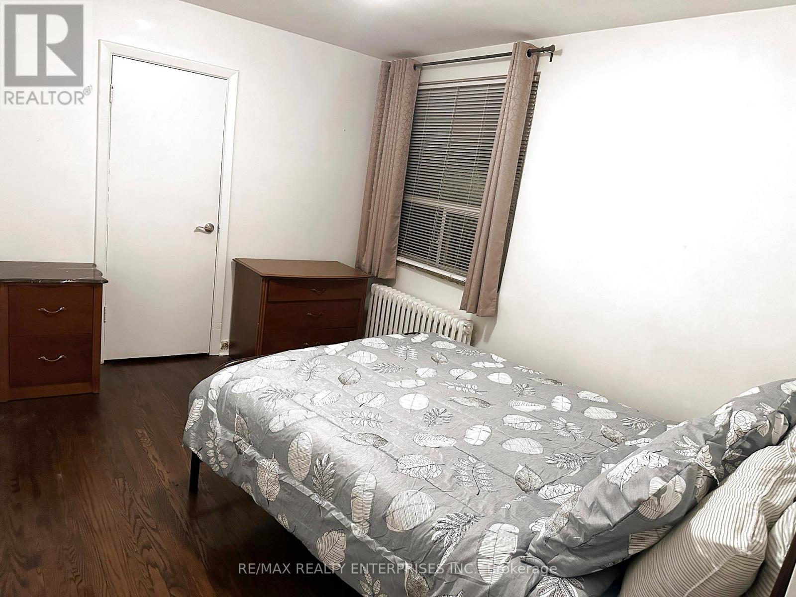 2 - 297 Lakeshore Road E Property Photo 9