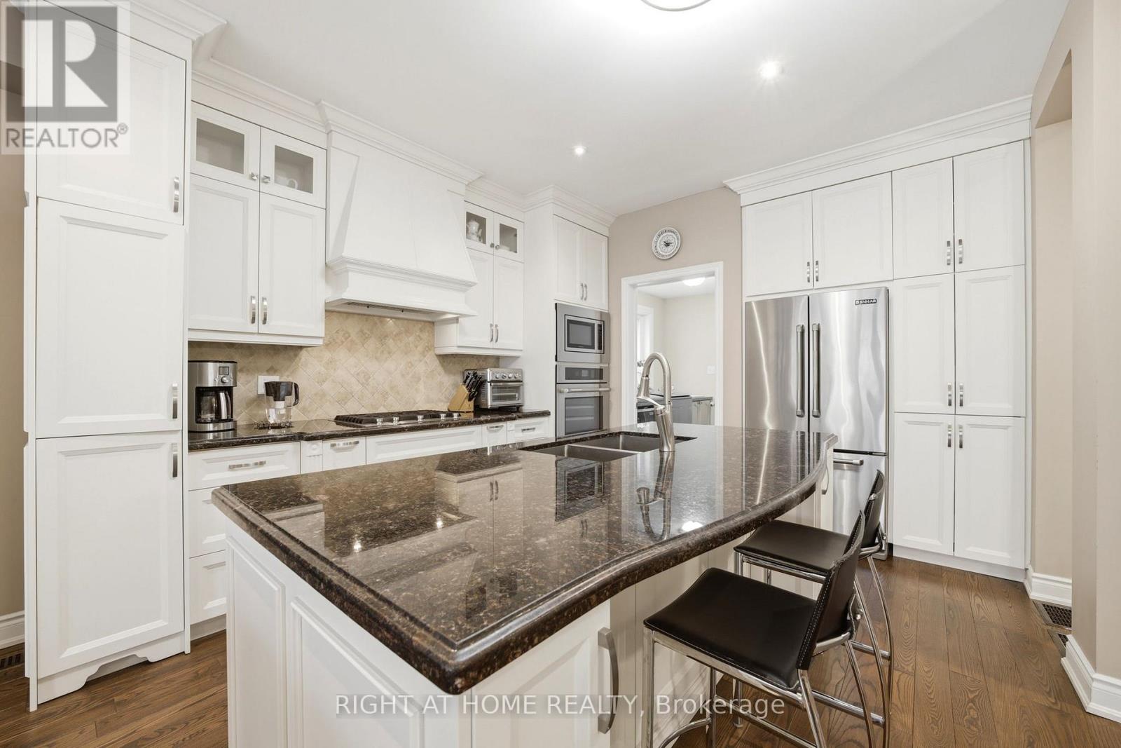 2121 Pinevalley Crescent Property Photo 13