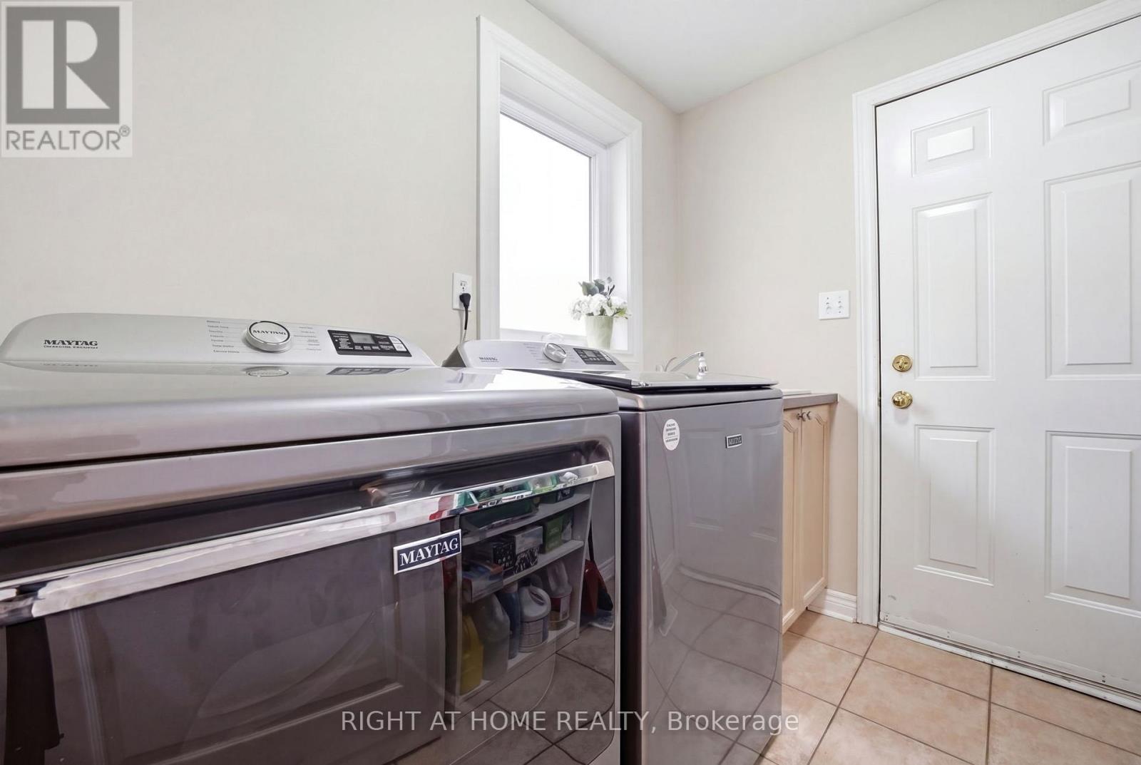 2121 Pinevalley Crescent Property Photo 16